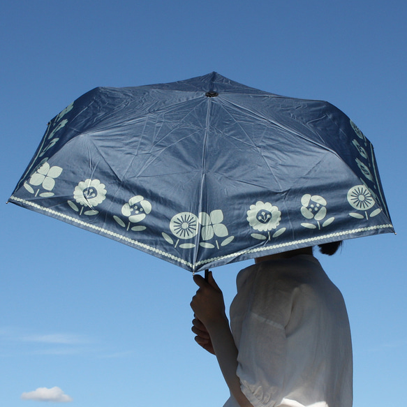 防紫外線折疊傘，花盆，海軍藍，花卉圖案，可阻擋 99.9% 的紫外線，晴天雨天都可使用，163430，遮陽傘，雨傘，竹柄 第1張的照片