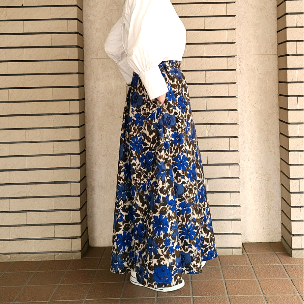 綿麻の青い花柄プリントのフレアータックスカート(ポケット付き)