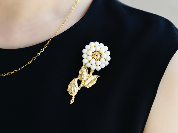 人気の新色【ブローチ】白珊瑚・アンティークレトロな一輪のお花 1枚目の画像