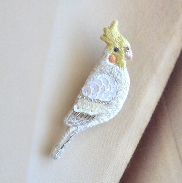 〈再販〉ビーズ刺繍　小鳥ブローチ　オカメインコ 1枚目の画像