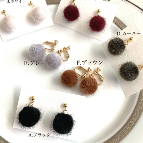 No.1230ファーボールピアス　ファーボールイヤリング　ハンドメイド　グレー k14 】ファーボール ライトグレー ゴールド ピアスorイヤリング - メルカリ