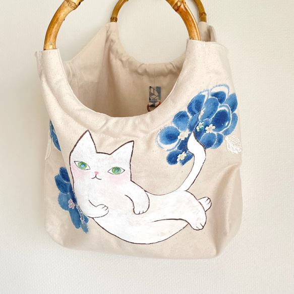 手描きの帆布バッグ♪猫と紫陽花 (キナリ) 2枚目の画像