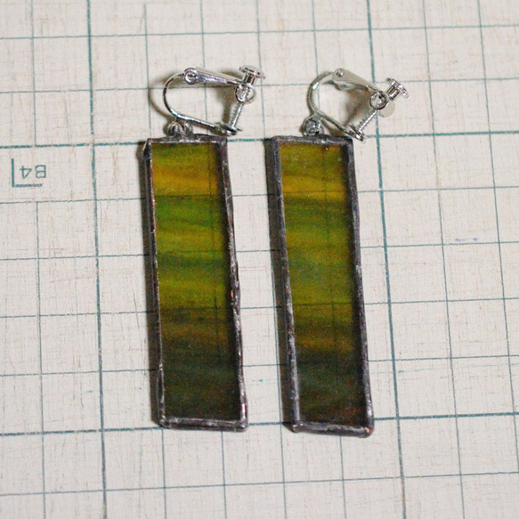 緑の草原のイヤリング（ピアス変更可）　ステンドグラス　シンプルで個性的　ガラス 5枚目の画像