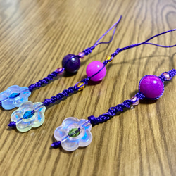 スギライト1A(約10mm玉)を使用したマクラメ編みストラップ！3種類のお花(ピンク、青、黄色)から選べる！ 3枚目の画像