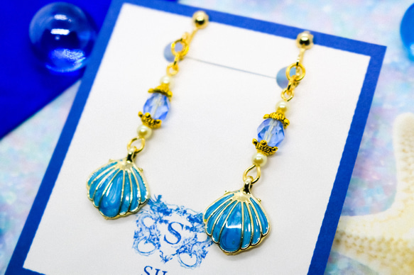 チェコガラスと青い貝殻のイヤリング　ゴールド金具　ピアス変更可能 3枚目の画像