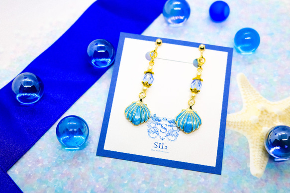 チェコガラスと青い貝殻のイヤリング　ゴールド金具　ピアス変更可能 2枚目の画像