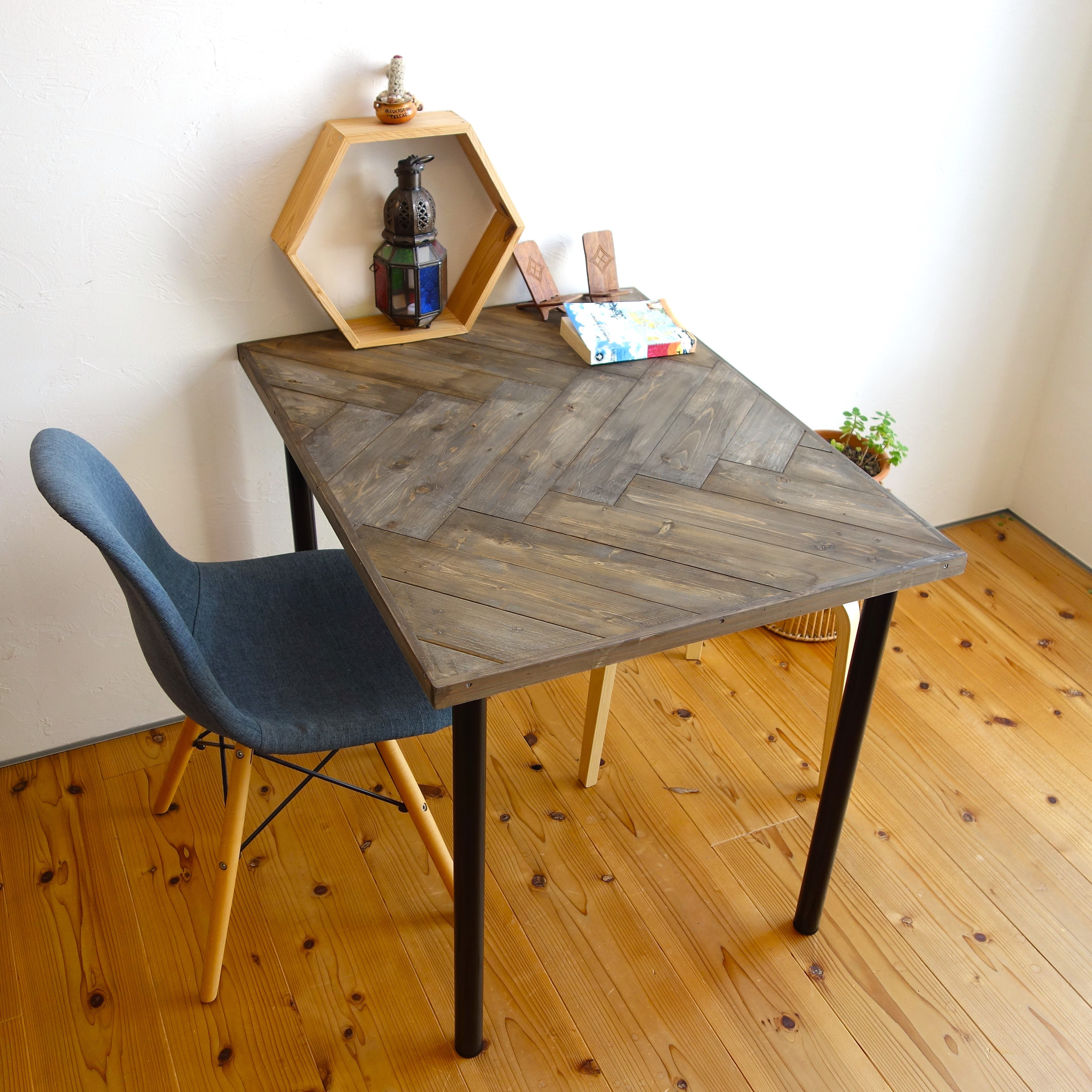 ヘリンボーン柄のダイニングテーブル