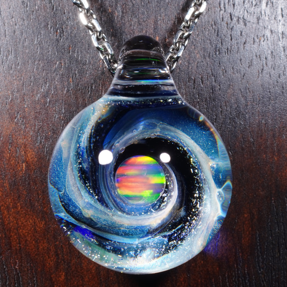 2024新商品 ガラスの小宇宙 レインボーオパール ペンダント Yasuda Glass ネックレス、ペンダント、チョーカー