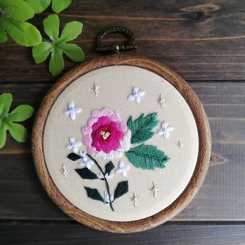 バラの刺繍壁飾り（小） その他アート HanaDaisy Poodles 通販｜Creema  