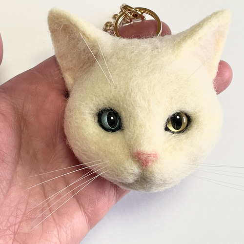 オッドアイの白猫のバッグチャーム721 猫ブローチ 羊毛フェルト