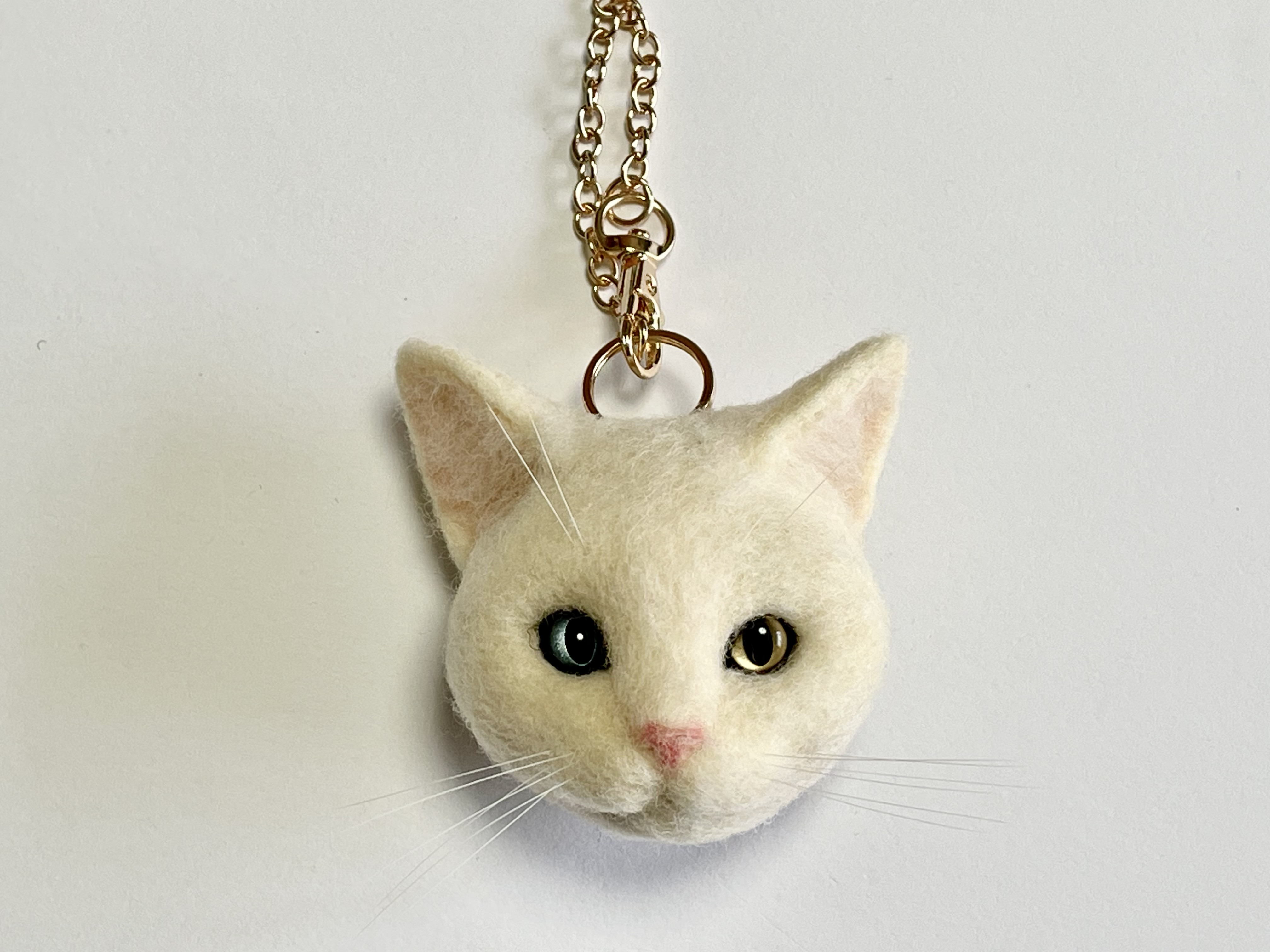 オッドアイの白猫のバッグチャーム721 猫ブローチ 羊毛フェルト