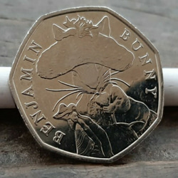 エリザベス女王 と ウサギのベンジャミンバニー イギリス コイン ビアトリクス・ポター ピーターラビット 8g 27mm 2枚目の画像