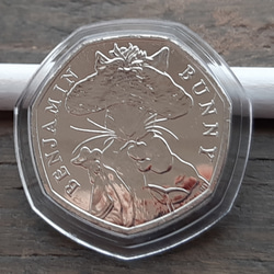 エリザベス女王 と ウサギのベンジャミンバニー イギリス コイン ビアトリクス・ポター ピーターラビット 8g 27mm 1枚目の画像
