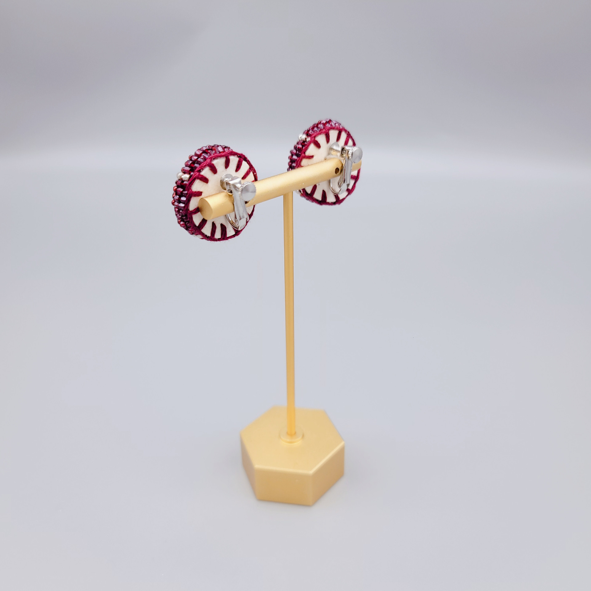 【pierce/earring】クールな丸ピアス/イヤリング[ワインレッド][オートクチュール刺繍]