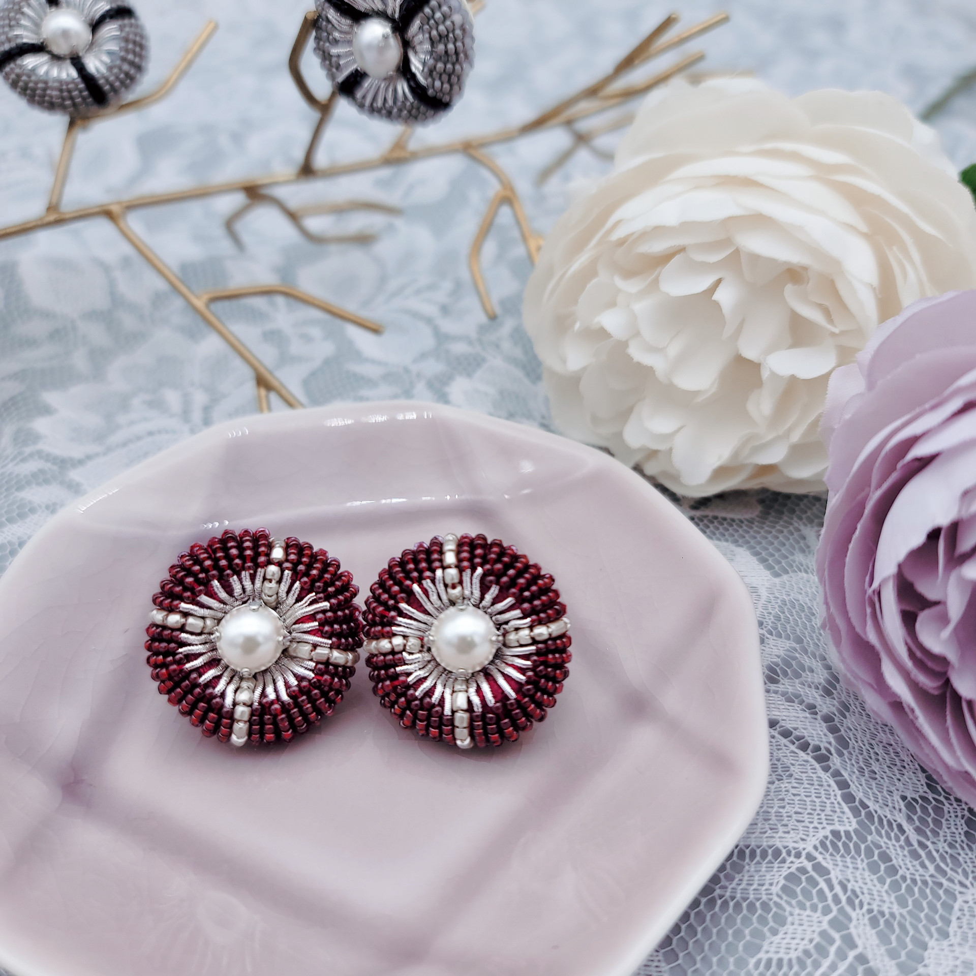 【pierce/earring】クールな丸ピアス/イヤリング[ワインレッド][オートクチュール刺繍]