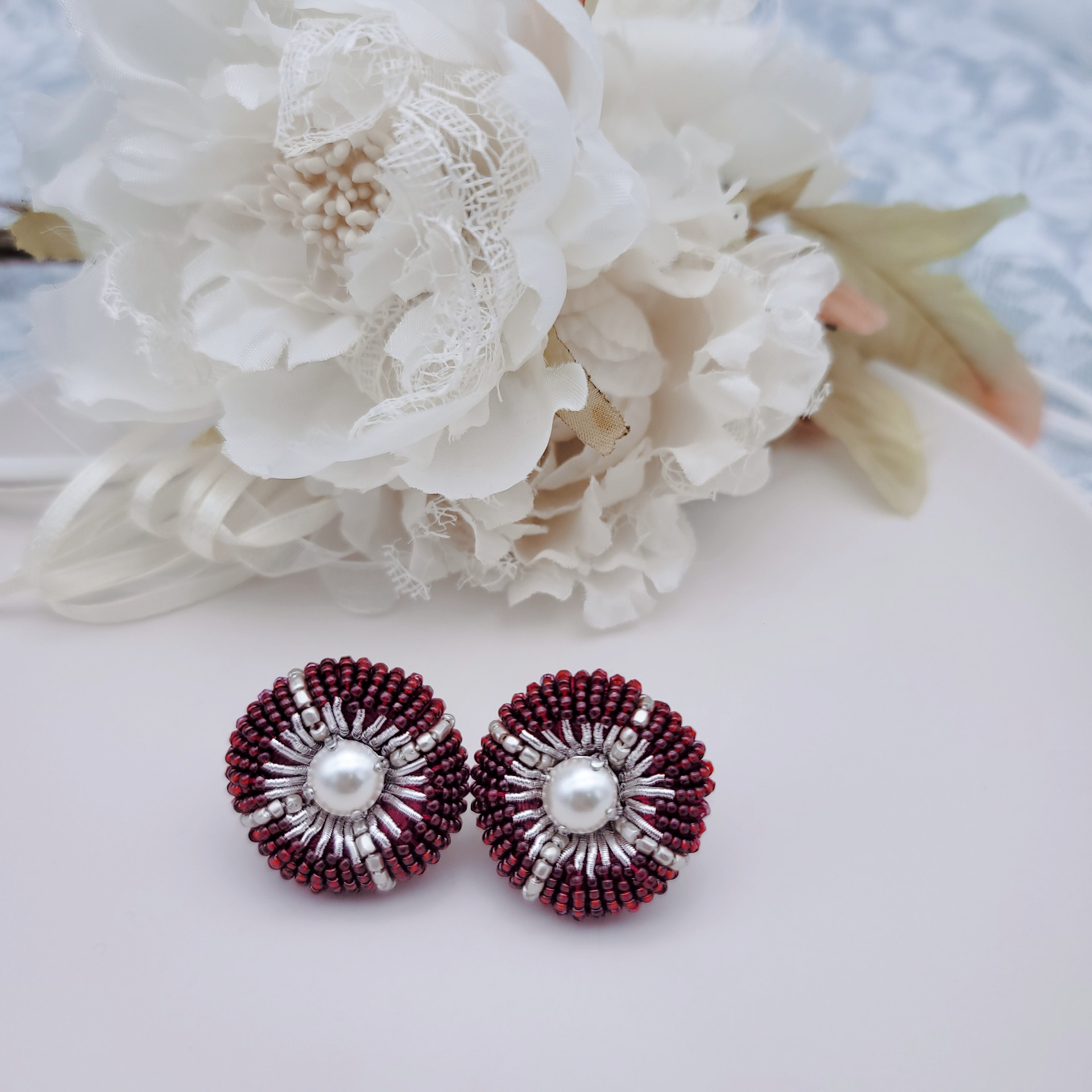 【pierce/earring】クールな丸ピアス/イヤリング[ワインレッド][オートクチュール刺繍]