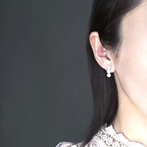 あこや真珠 】ベビーパールの3連スタッドピアス 14Kgf ピアス