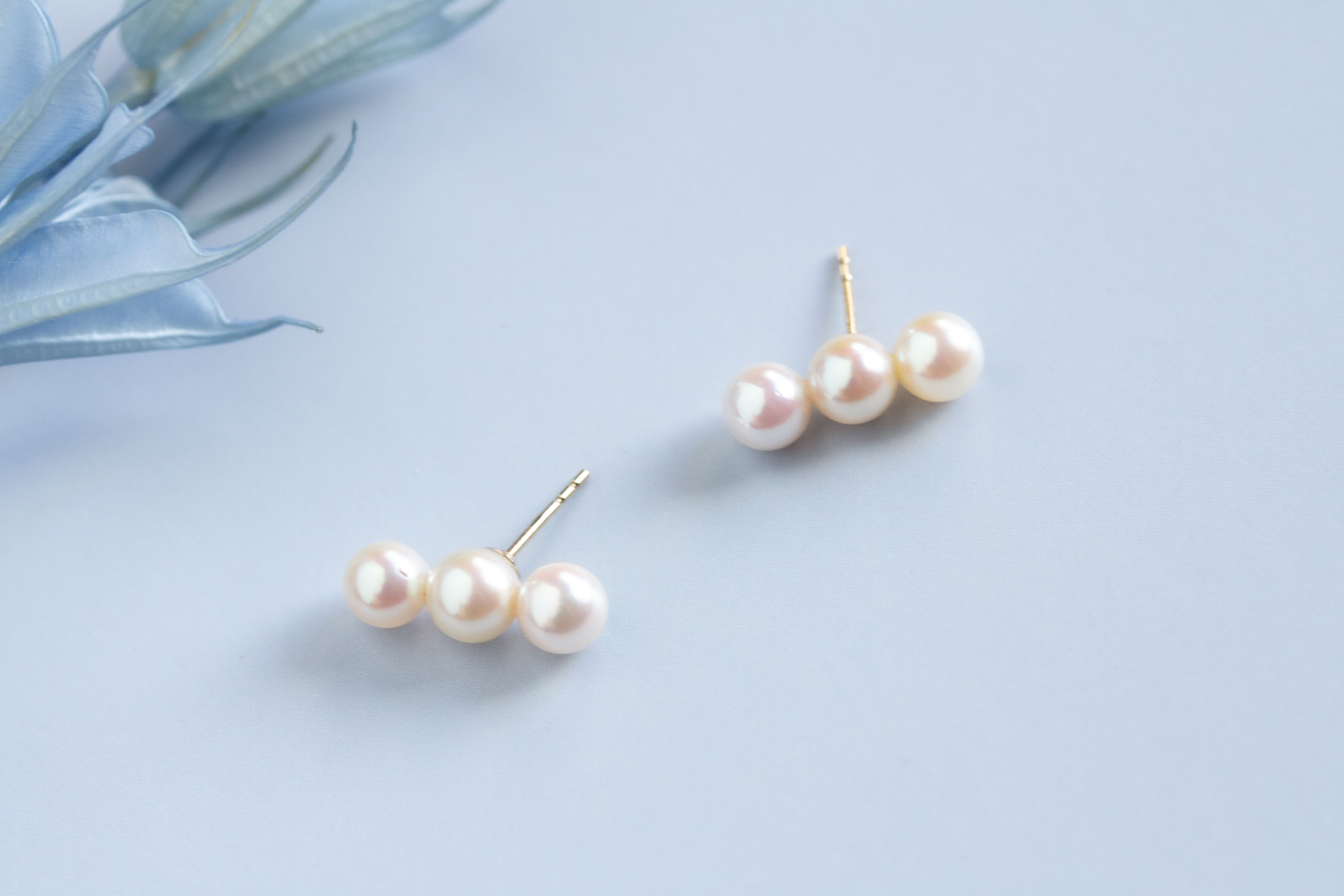 【 あこや真珠 】ベビーパールの3連スタッドピアス 14Kgf