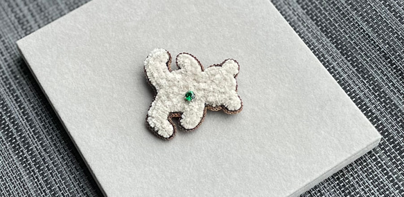 ビーズ刺繍のブローチ　-テディベア(オフホワイト)-teddy bear 4枚目の画像