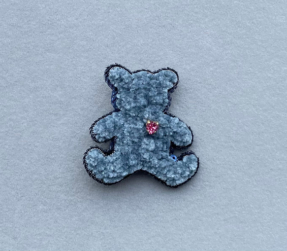 ビーズ刺繍のブローチ　-テディベア(グレー)-teddy bear 2枚目の画像