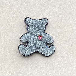 ビーズ刺繍のブローチ　-テディベア(グレー)-teddy bear 3枚目の画像