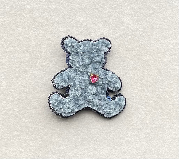 ビーズ刺繍のブローチ　-テディベア(グレー)-teddy bear 3枚目の画像