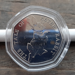 イギリスのコイン  ビアトリクス・ポター ピーターラビット  8g 27mm 英国 50ペンス カプセル付き 1枚目の画像
