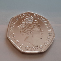 イギリスのコイン  ビアトリクス・ポター ピーターラビット  8g 27mm 英国 50ペンス カプセル付き 4枚目の画像