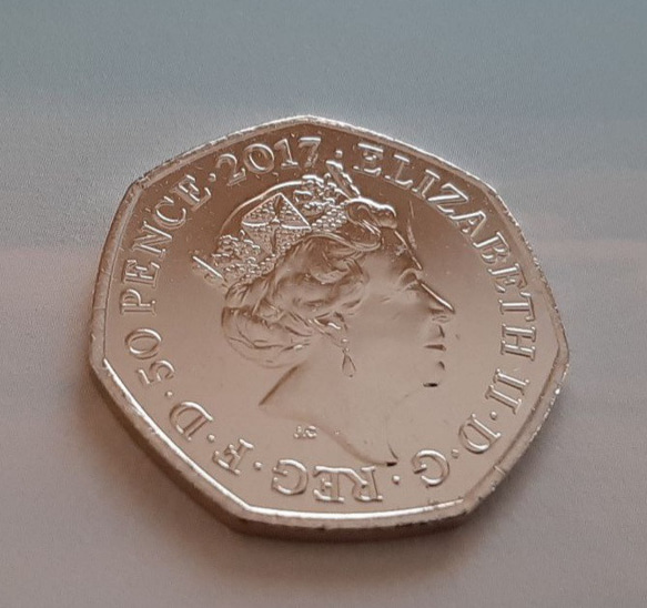 イギリスのコイン  ビアトリクス・ポター ピーターラビット  8g 27mm 英国 50ペンス カプセル付き 4枚目の画像