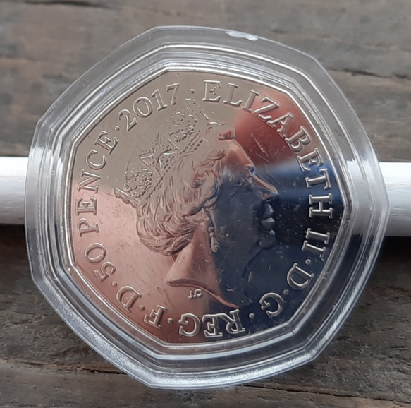 イギリスのコイン  ビアトリクス・ポター ピーターラビット  8g 27mm 英国 50ペンス カプセル付き 2枚目の画像
