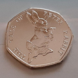 イギリスのコイン  ビアトリクス・ポター ピーターラビット  8g 27mm 英国 50ペンス カプセル付き 3枚目の画像