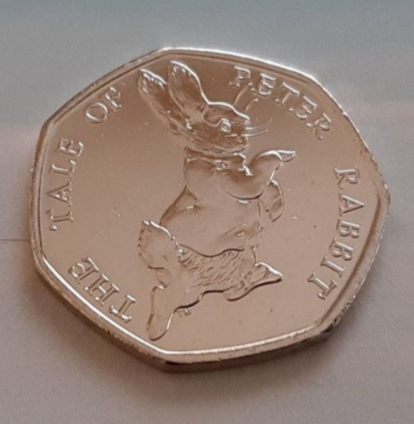 イギリスのコイン  ビアトリクス・ポター ピーターラビット  8g 27mm 英国 50ペンス カプセル付き 3枚目の画像