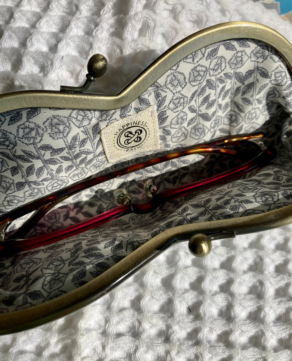 mina perhoneの人気柄タンバリンを使ったメガネケースがま口(黒)＊ミナペルホネン×リバティスリーピングローズ 7枚目の画像