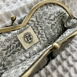 mina perhoneの人気柄タンバリンを使ったメガネケースがま口(黒)＊ミナペルホネン×リバティスリーピングローズ 6枚目の画像