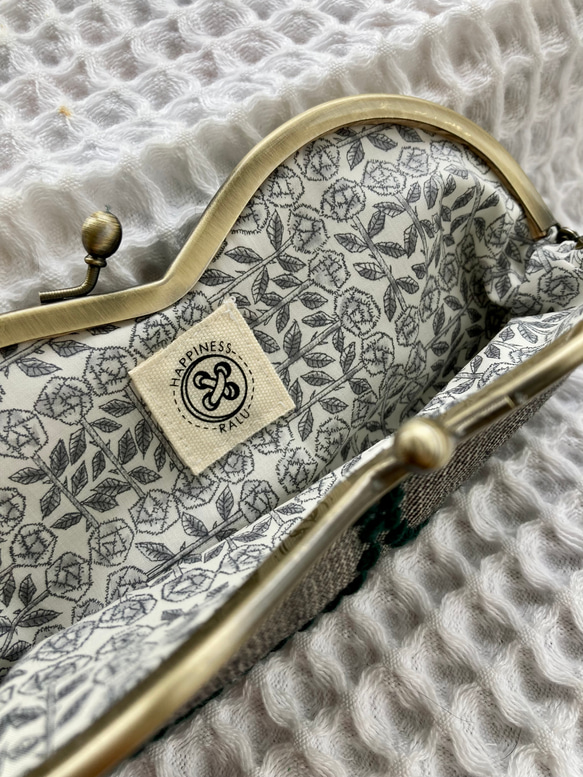 mina perhoneの人気柄タンバリンを使ったメガネケースがま口(黒)＊ミナペルホネン×リバティスリーピングローズ 6枚目の画像