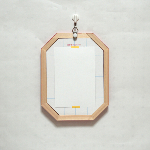 縦長8角形（はがきサイズ用）木製マット2種付きフォトフレーム（赤）と