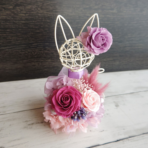 ちびねこ造花フラワーアレンジ　ピンクのフリルローズ　ミニ白薔薇など　卓上花 プリザーブドフラワー 白猫アレンジ ピンクパープル ブリザード