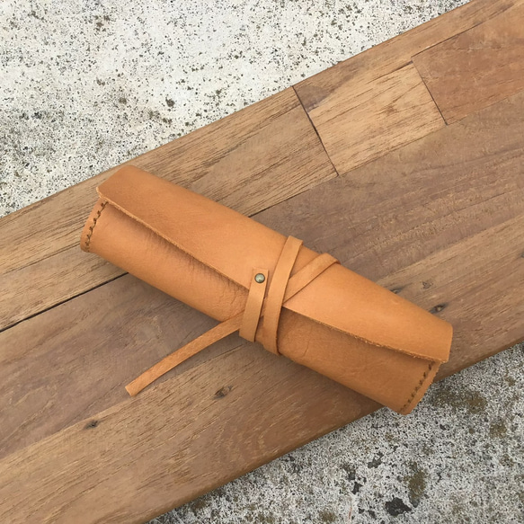 捲筆袋.鋼筆袋,鉛筆盒繞繩,春捲,手工縫製,真皮筆套工具.棕橘色 第5張的照片
