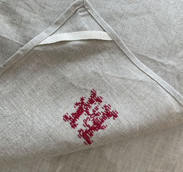 リネンクロス(青耳リネン）　アルファベット刺繍　H 4枚目の画像