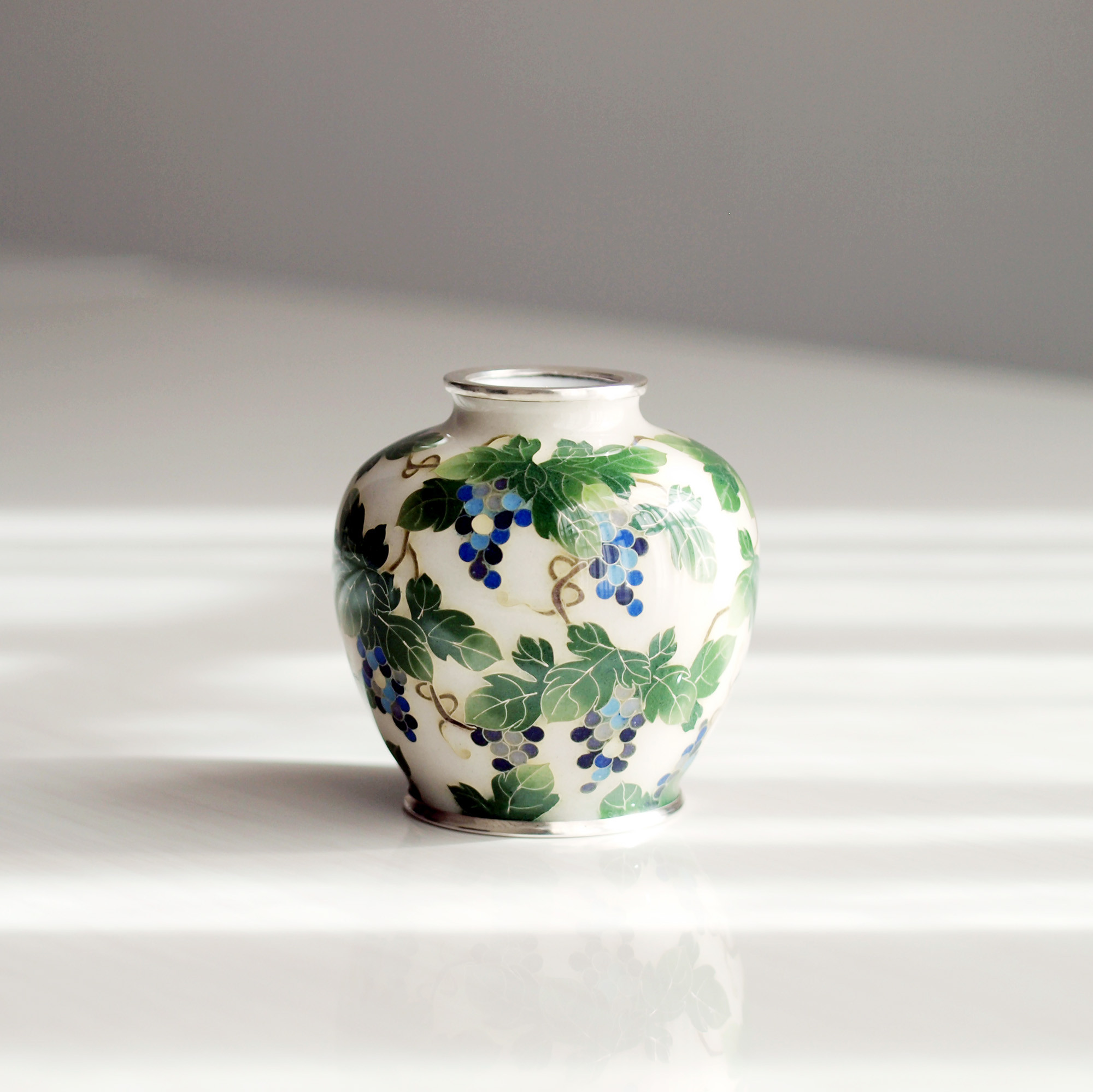 何でも揃う 2寸玉形 薄香 葡萄文 壺 一輪挿し・花瓶・花器 三代目 加藤