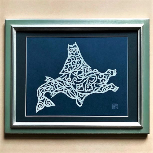 受注制作☆北海道（フクロウ・クマ・サケ）切り絵（アイヌ紋様）紺地に