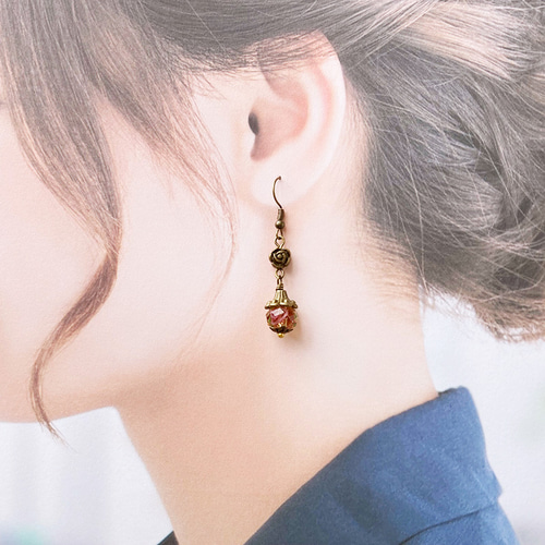 薔薇とランプワークのピアス/イヤリング ピアス（フック・チェーン 