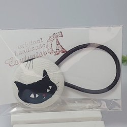 ㋒【送料無料】おすまし猫ちゃん柄　クルミボタンヘアゴム 1枚目の画像