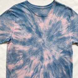 送料無料 " 朝焼け " 藍染め 泥染め　絞り染め　オーガニックコットン　Tシャツ 2枚目の画像