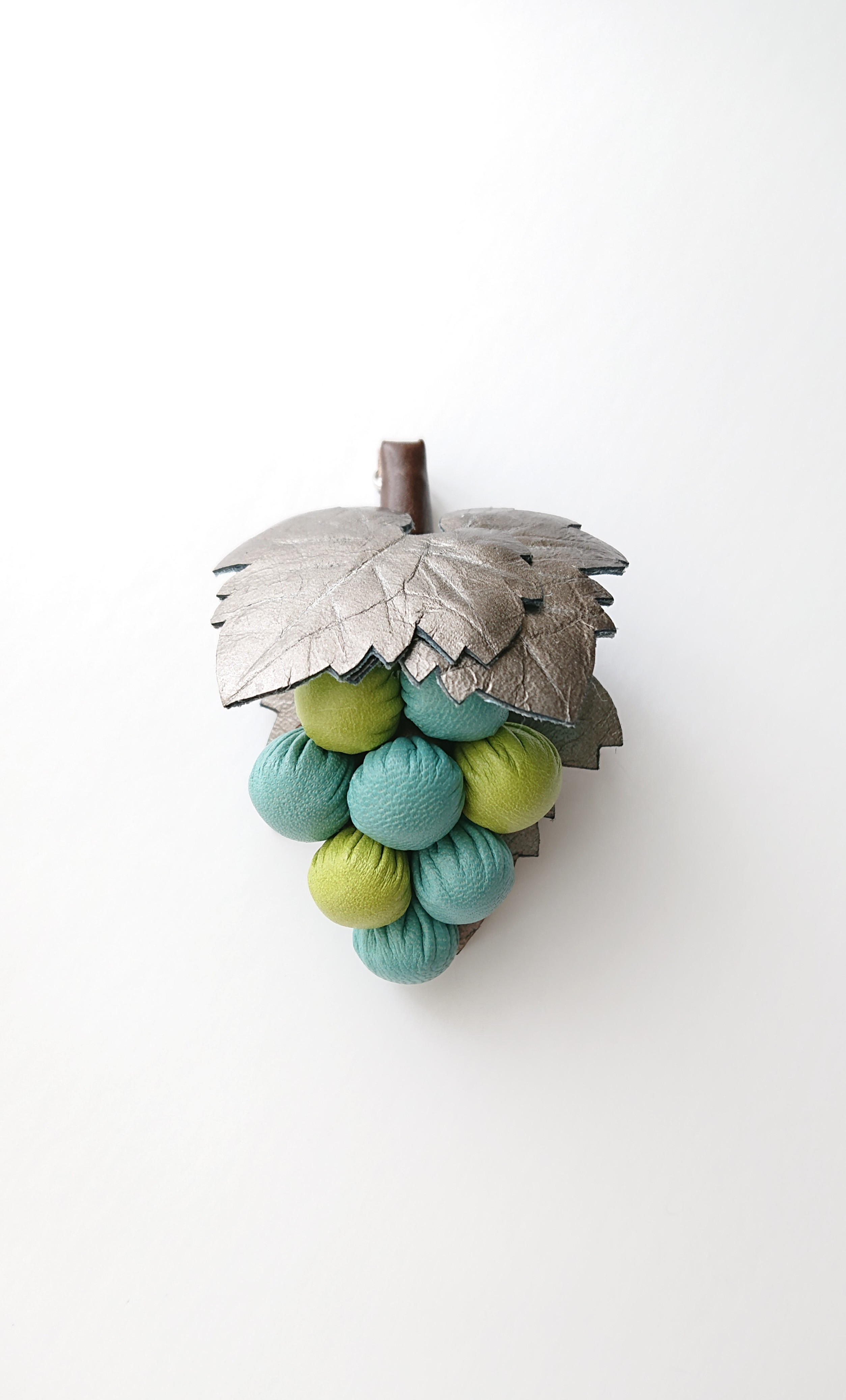 葡萄のブローチ◇革(小さめ)青緑＆黄緑◆バッグチャーム金具（チェーン）つき◇＃10