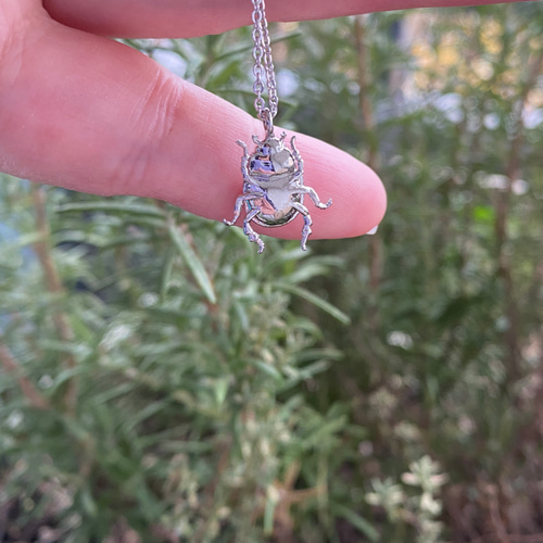 オリジナル・スカラベ ネックレス 小さなラピスラズリのスカラベネックレス、14K ゴールド