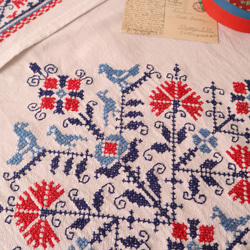 ドイツの手仕事/フォークロアな鳥や幾何学模様 手刺繍 カーテン・オーバータオル(ヴィンテージ) 7枚目の画像