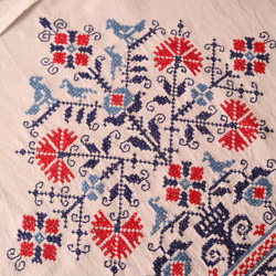 ドイツの手仕事/フォークロアな鳥や幾何学模様 手刺繍 カーテン・オーバータオル(ヴィンテージ) 8枚目の画像