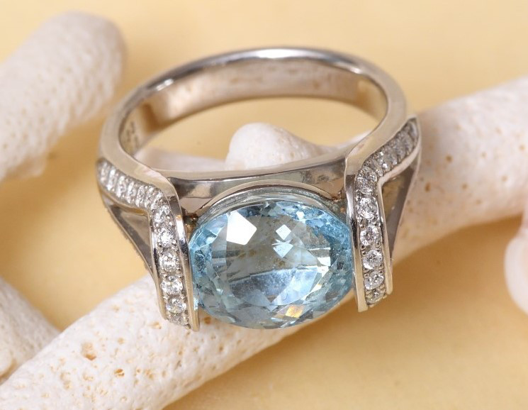 アクアマリンのデザインリング（海のクイーン）