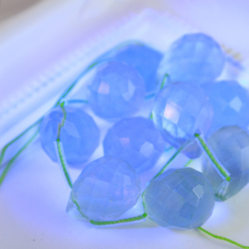 蛍光発光（ブルー）】超大粒(22mm)グリーン フローライト 雫